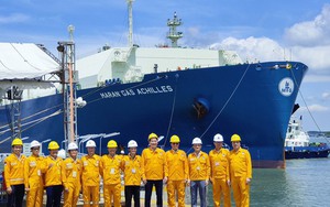 Cận cảnh tàu chở gần 70.000 tấn LNG nhập khẩu lần đầu tiên tại Việt Nam