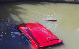 Cứu tài xế mắc kẹt trong xe con khi bị rơi xuống kênh nước