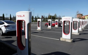 Vừa thoát ế ẩm do mạnh tay giảm giá xe điện, Tesla lại đối mặt với mối nguy mới từ chính việc giảm giá xe