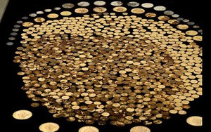 Bất ngờ phát hiện 700 đồng tiền vàng trên cánh đồng ngô
