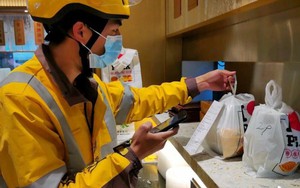 Vợ tăng ca không về, chồng giao hàng tới khách sạn bắt gặp cảnh ngỡ ngàng