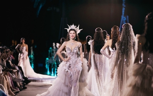 Hoa hậu Mai Phương, á hậu Phương Nhi hóa "mỹ nhân ngư", tỏa sáng trên sàn catwalk với đầm của NTK Anh Thư