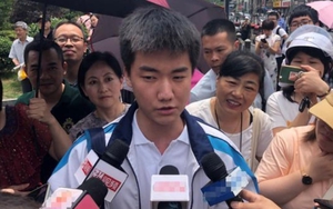 "Đề văn năm nay dễ hơn năm ngoái gấp 100 lần": Nam sinh nộp bài sớm với phát ngôn tự tin này đã thi được bao nhiêu điểm?