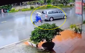 Cô gái vừa cầm ô vừa chạy xe nhận hậu quả khôn lường, camera bóc diễn biến