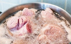 Phần bọt nổi lên khi luộc thịt, hầm xương là tinh chất hay do lợn nhiễm hoá chất?