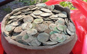 3 người đàn ông tìm thấy bình gốm cổ, lập tức giao nộp cho chính quyền: Chuyên gia hé lộ về kho báu của nhà vua hơn 500 năm trước