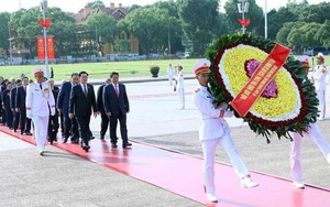 Lãnh đạo Đảng, Nhà nước vào Lăng viếng Chủ tịch Hồ Chí Minh và tưởng niệm các Anh hùng liệt sĩ