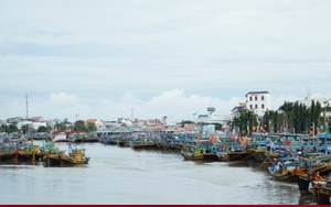Bình Thuận: Sóng đánh chìm xuồng, 4 người rơi xuống biển, 1 người mất tích