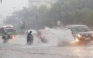 Cảnh báo lốc, sét, mưa lớn trong ít giờ nữa tại Hà Nội