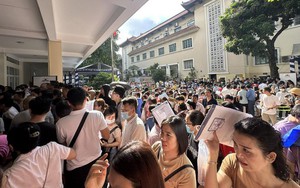 Phụ huynh Hà Nội ngủ qua đêm ở cổng trường, cuống cuồng giành suất cho con vào lớp 10