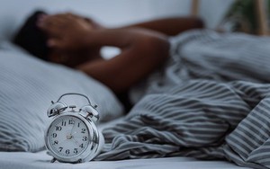 Tỉnh giấc vào các khung giờ này có thể là dấu hiệu cảnh báo gan, phổi, mật đang bị tổn thương