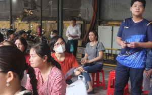 Phụ huynh xếp hàng từ 3h sáng nộp hồ sơ vào lớp 10  cho con: Sở GD&ĐT Hà Nội chỉ đạo 'nóng'