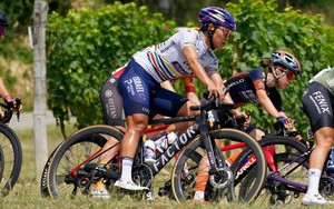 Nguyễn Thị Thật gặp tai nạn rời cuộc đua danh giá Giro d'Italia Internazionale Femminile 2023