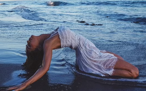 Minh tinh Megan Fox quyến rũ trên bãi cát