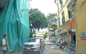 Xin đường trong ngõ nhỏ Hà Nội, tài xế bị người đàn ông buông lời sỗ sàng