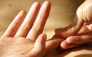Bỗng dưng thấy tê tay: Bác sĩ cảnh báo dấu hiệu nhiều bệnh cần đi khám ngay
