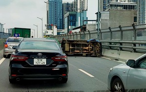 Đằng sau những bức ảnh TNGT: Xe thư báo đâm lật xe tải trên đường vành đai gần Times City (Hà Nội)