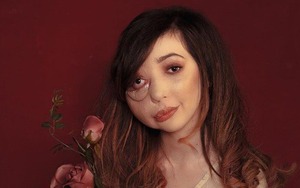 Bị chế giễu là "quái vật", bé gái vượt lên nghịch cảnh trở thành niềm tự hào của nước Anh, kiếm tiền tỷ mỗi năm