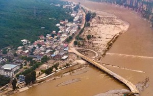 Người mẹ kể lại khoảnh khắc cuối nhìn thấy con trong trận lũ chưa từng có 140 năm ở Trung Quốc