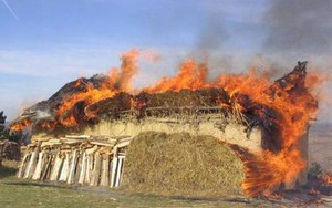 Bí ẩn về những “ngôi nhà bốc cháy”: Tại sao người dân vùng đất này luôn tự đốt nhà của mình mỗi 60 năm?