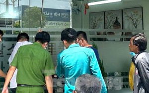 Nữ nhân viên kinh hãi phát hiện chủ tiệm gội đầu tử vong trong tư thế treo cổ