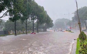 Mưa lớn gây ngập nhà dân, đường phố Gia Lai biến thành sông