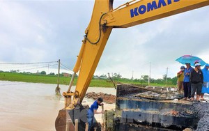 Đường huyết mạch nứt đôi, khách đi ăn cưới nín thở qua đường bằng gầu múc