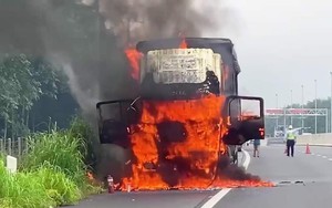 Xe tải bốc cháy trên cao tốc Phan Thiết - Dầu Giây