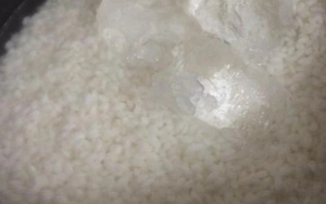 Lợi ích của việc bỏ đá lạnh vào nồi cơm