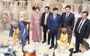 Sáng 22/8, Chủ tịch nước Võ Văn Thưởng và Tổng thống Kazakhstan Kassym-Jomart Tokayev thăm Công ty cổ phần Gốm Chu Đậu ở tỉnh Hải Dương.