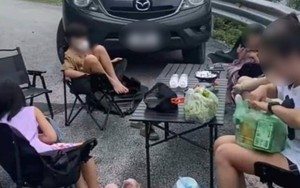 Clip: Gia đình đi ô tô dừng xe, tụ tập ăn uống ngay giữa khúc cua đèo