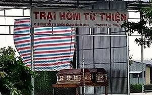 Di dời 2 chiếc quan tài khỏi 'trại hòm từ thiện' ở Cà Mau