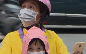 Xúc động cảnh em bé 5 tuổi mồ côi cha cùng chạy xe ôm công nghệ với mẹ