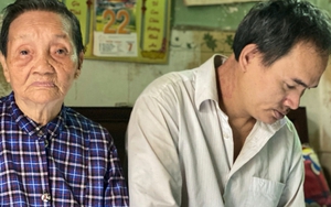 Mẹ già 85 tuổi nuôi con tâm thần: Bán vé số kiếm 50.000 đồng, nhịn đói để con ăn no