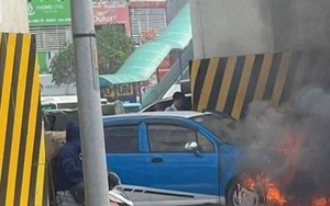 Hà Nội: Ô tô cháy ngùn ngụt giữa ngã tư Nguyễn Trãi - Thanh Xuân