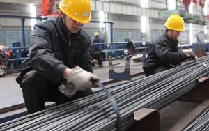 Sức mạnh của quốc gia tỷ dân: Thị trường hàng hóa toàn cầu từ sắt thép, dầu thô cho đến thịt lợn đều đi 'tàu lượn' theo tín hiệu từ Trung Quốc