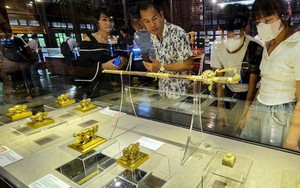 Du khách thích thú chiêm ngưỡng nhiều cổ vật quý từ thời vua Khải Định