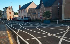 Thị trấn Pháp kẻ làn đường 'rối như tơ vò' để ngăn nạn chạy xe quá tốc độ