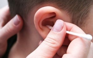 Bé trai 5 tuổi bị thủng màng nhĩ do ngoáy tai