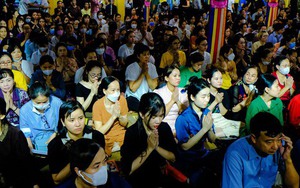 "Biển người" tham dự lễ Vu Lan tại chùa Phúc Khánh