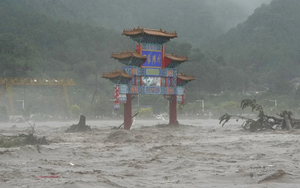 Cận cảnh người dân Trung Quốc vật lộn với mưa lũ kỷ lục 140 năm: Khó tưởng tượng