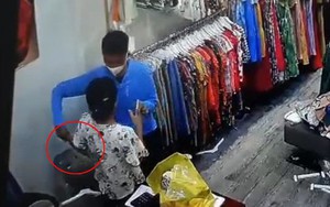 CLIP: Nam thanh niên cầm dao nhọn hoắt khống chế người phụ nữ trong shop quần áo