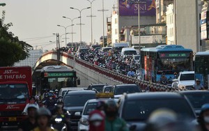 Người dân thủ đô nhích từng chút trên đường trong ngày làm việc cuối cùng trước kỳ nghỉ lễ 2/9