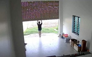 Clip thương tâm về một bé gái bị cửa cuốn đè tử vong: Chính quyền xác nhận sự việc