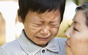 Hành vi của giáo viên ở trại hè gây tranh cãi: Đừng để 'giáo dục giả tạo' khiến con cái tổn thương