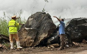 Bốn người thoát chết trong vụ lở núi đè bẹp đầu ô tô