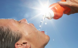 Người phụ nữ 35 tuổi tử vong do ngộ độc nước: Uống bao nhiêu nước có thể gây ngộ độc?