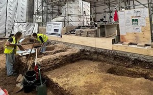 Khai quật hầm mộ bí ẩn trong nhà thờ thời trung cổ ở Anh