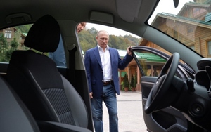 Tổng thống Nga yêu cầu quan chức sử dụng xe ô tô nội địa