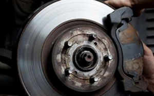 Cách xử lý xe ô tô bị bó phanh